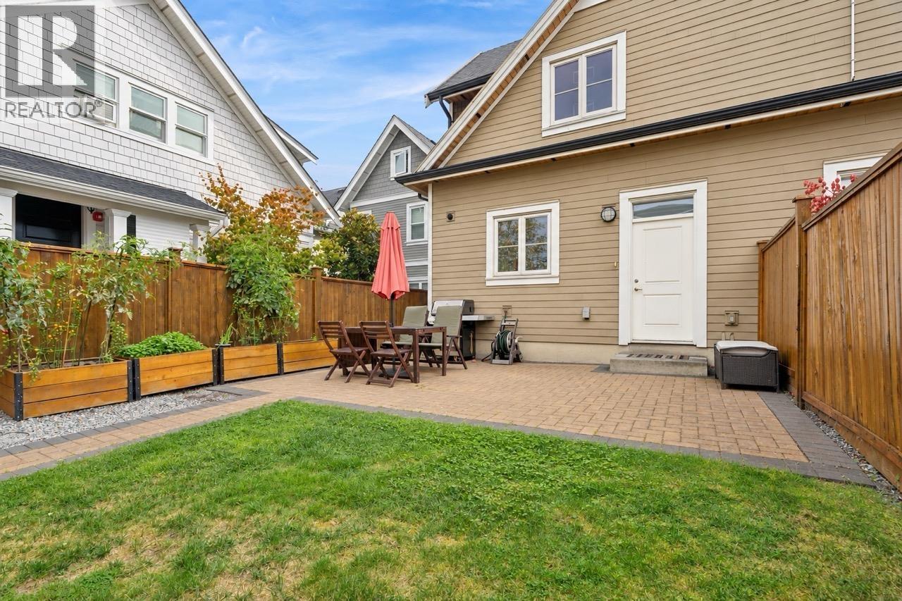 Photo of 3895 DUMFRIES STREET 34