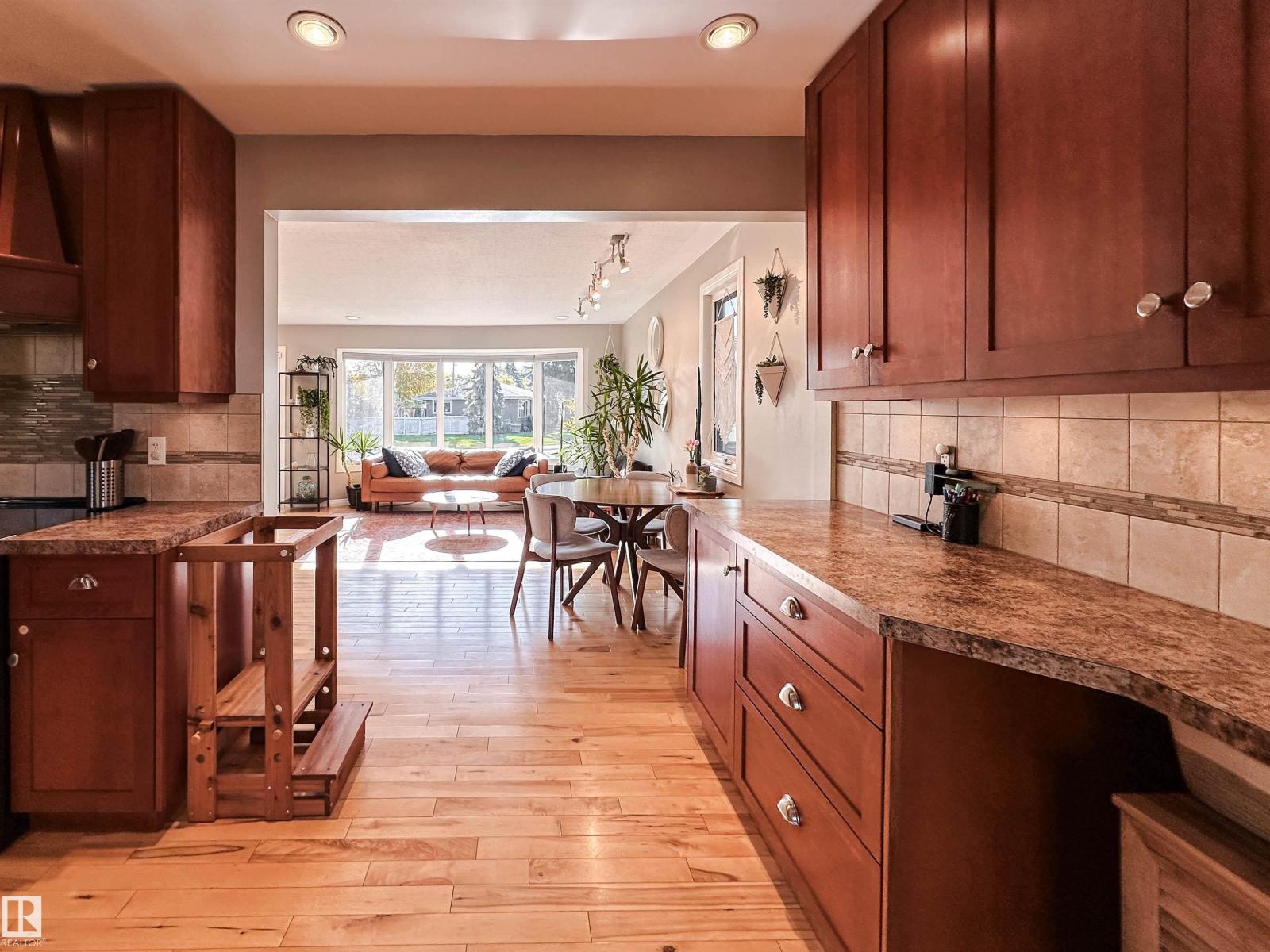 15256 86 AV NW - 24