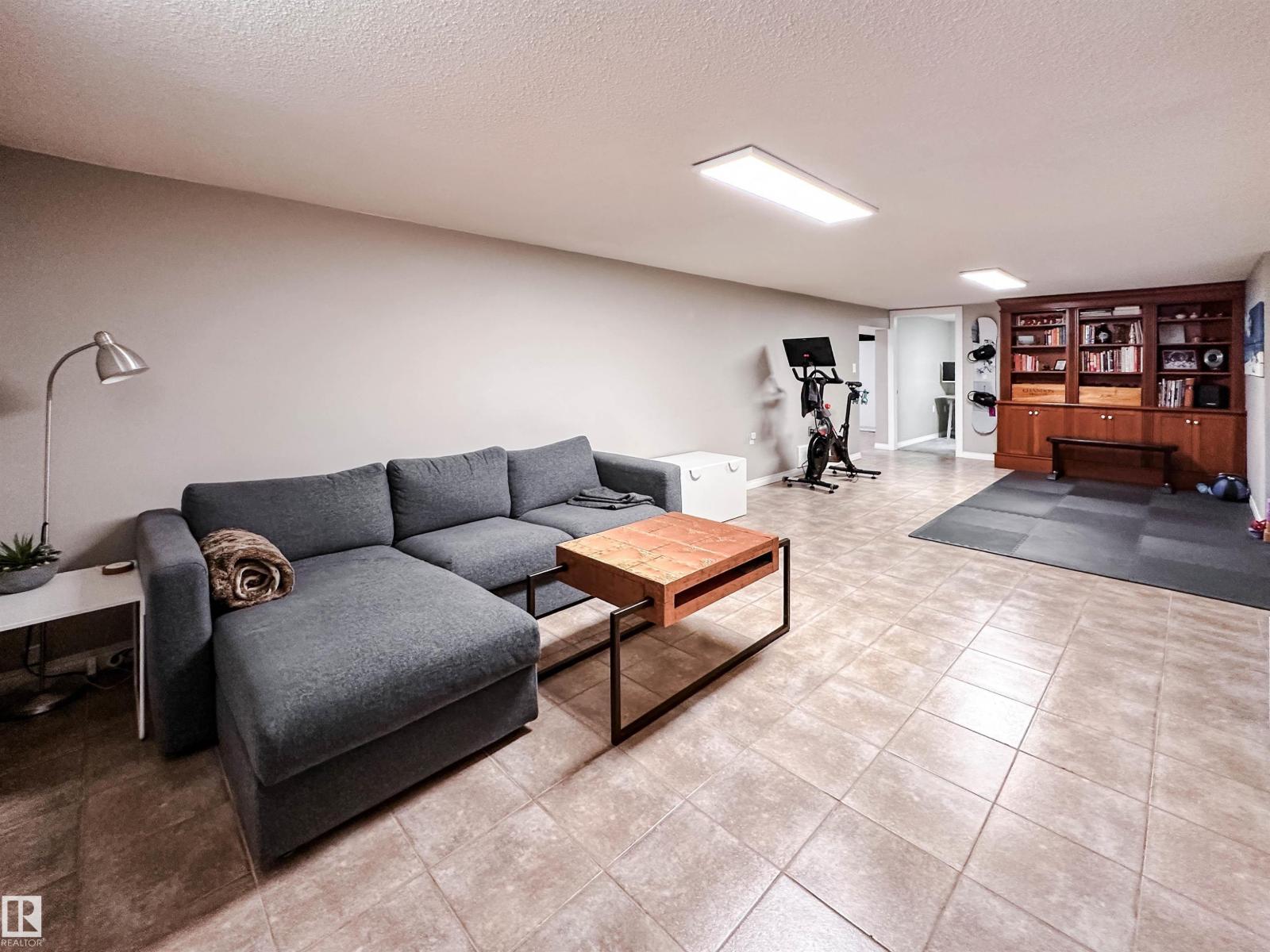 15256 86 AV NW - 45