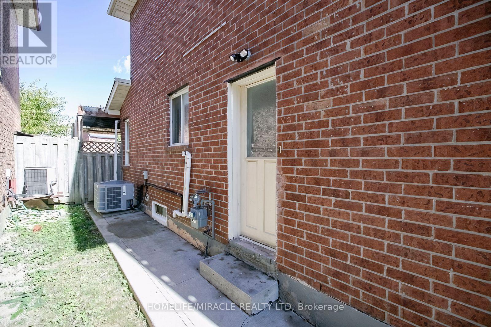 33 Adam Street, Brampton, ON photo 50