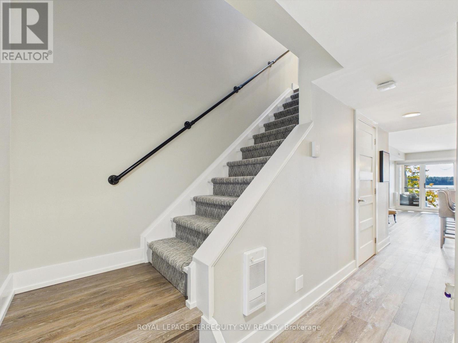 210- 10 COVESIDE Drive, Huntsville, ON photo 2