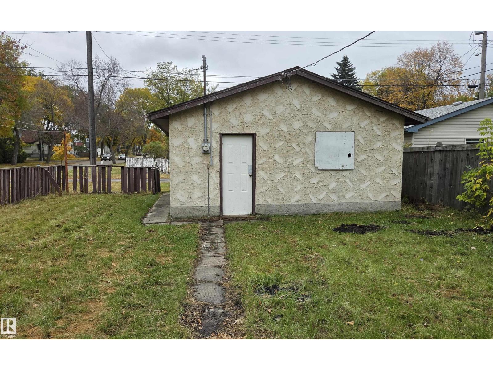12147 126 ST NW - 3
