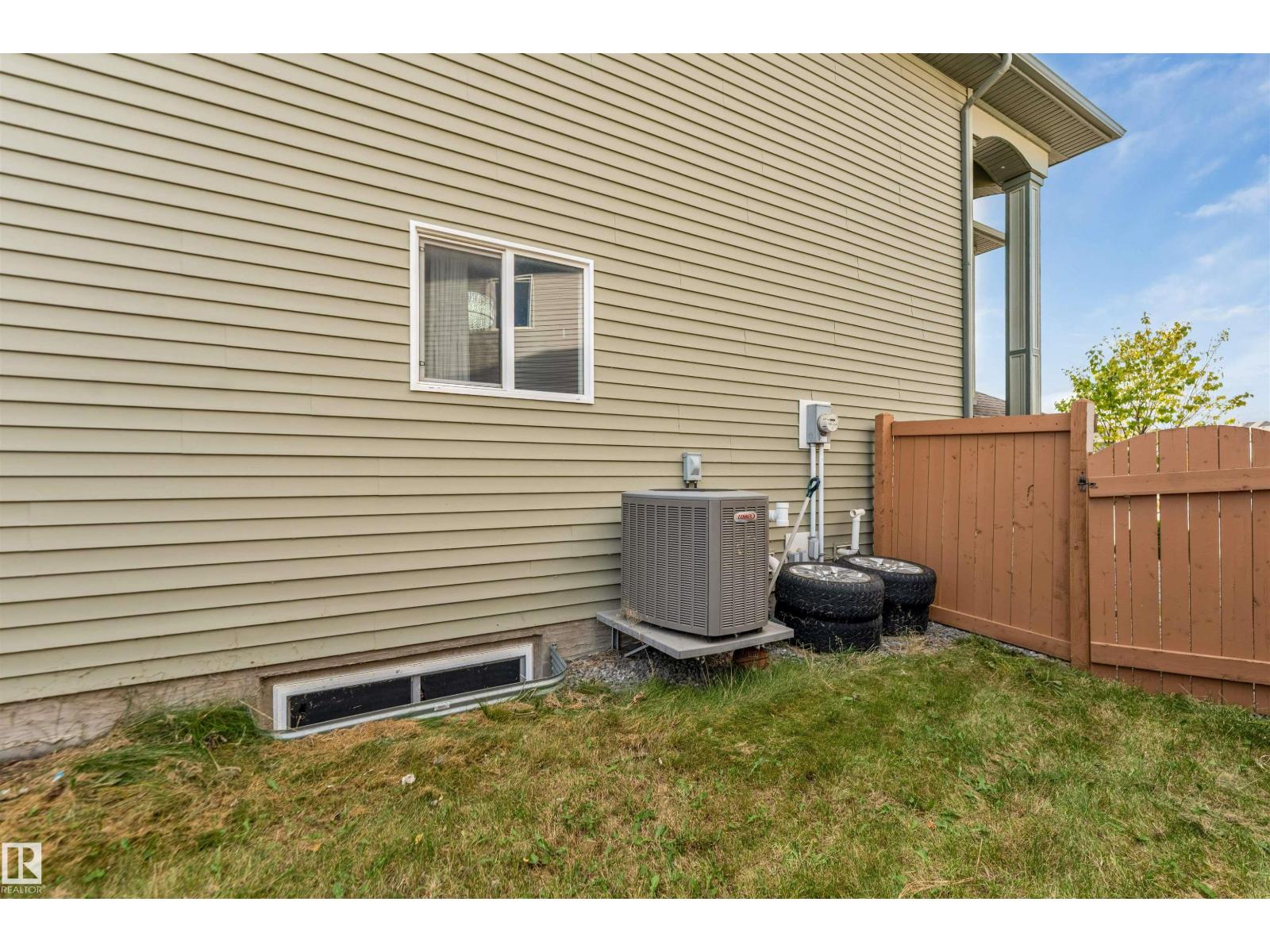 707 40 Avenue NW, Maple Crest — photo 4 of 30: Property photo