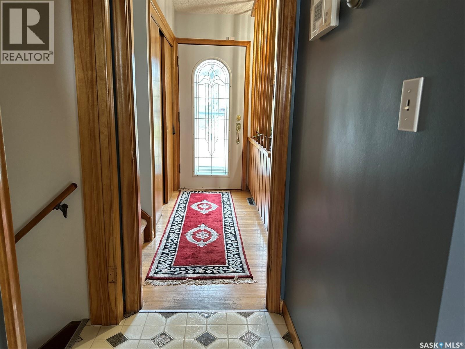 503 9th STREET NE, Weyburn — photo 2