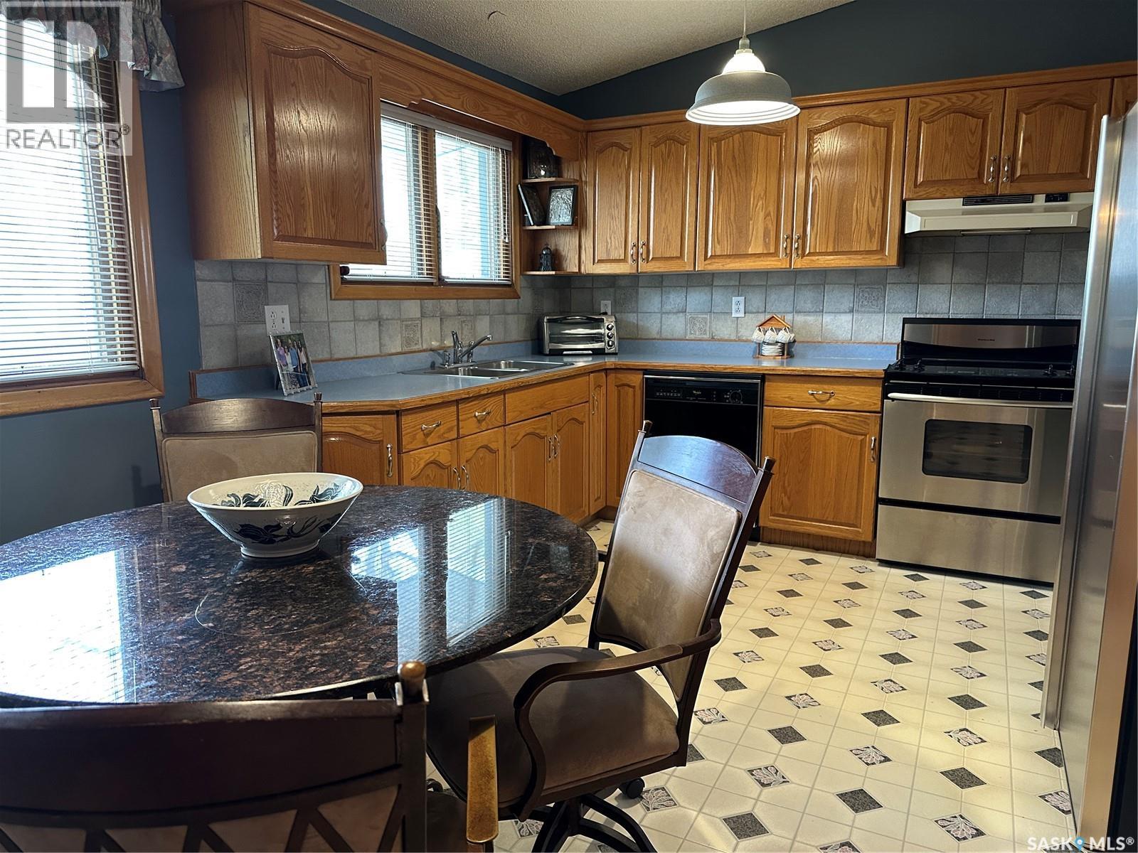 503 9th STREET NE, Weyburn — photo 9