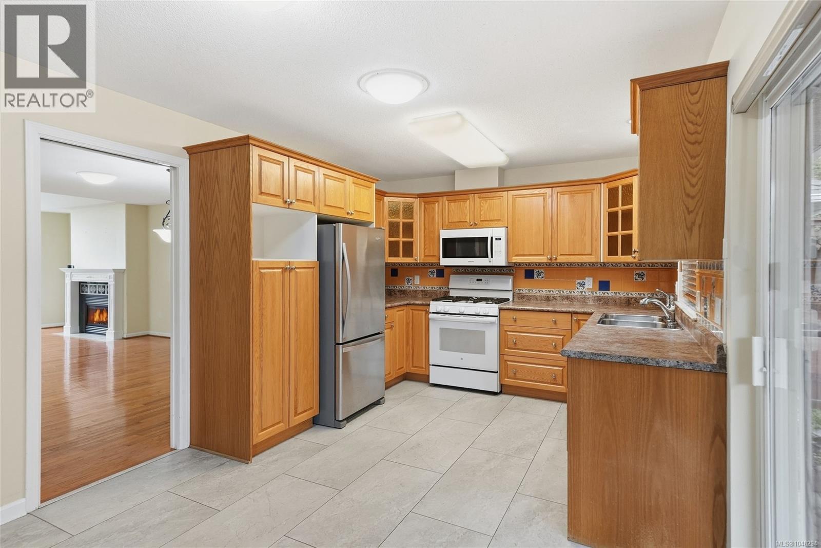 #16 850 Arbutus St - 13