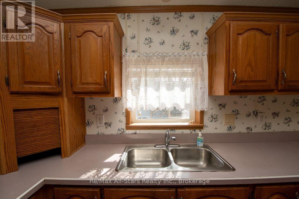 4 MCGREGOR DRIVE - 24