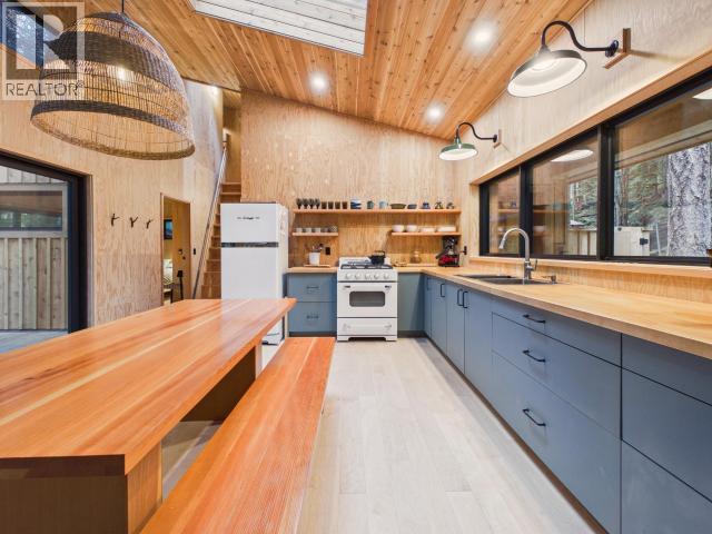 1016/1018 JOHNSON LANE - 11