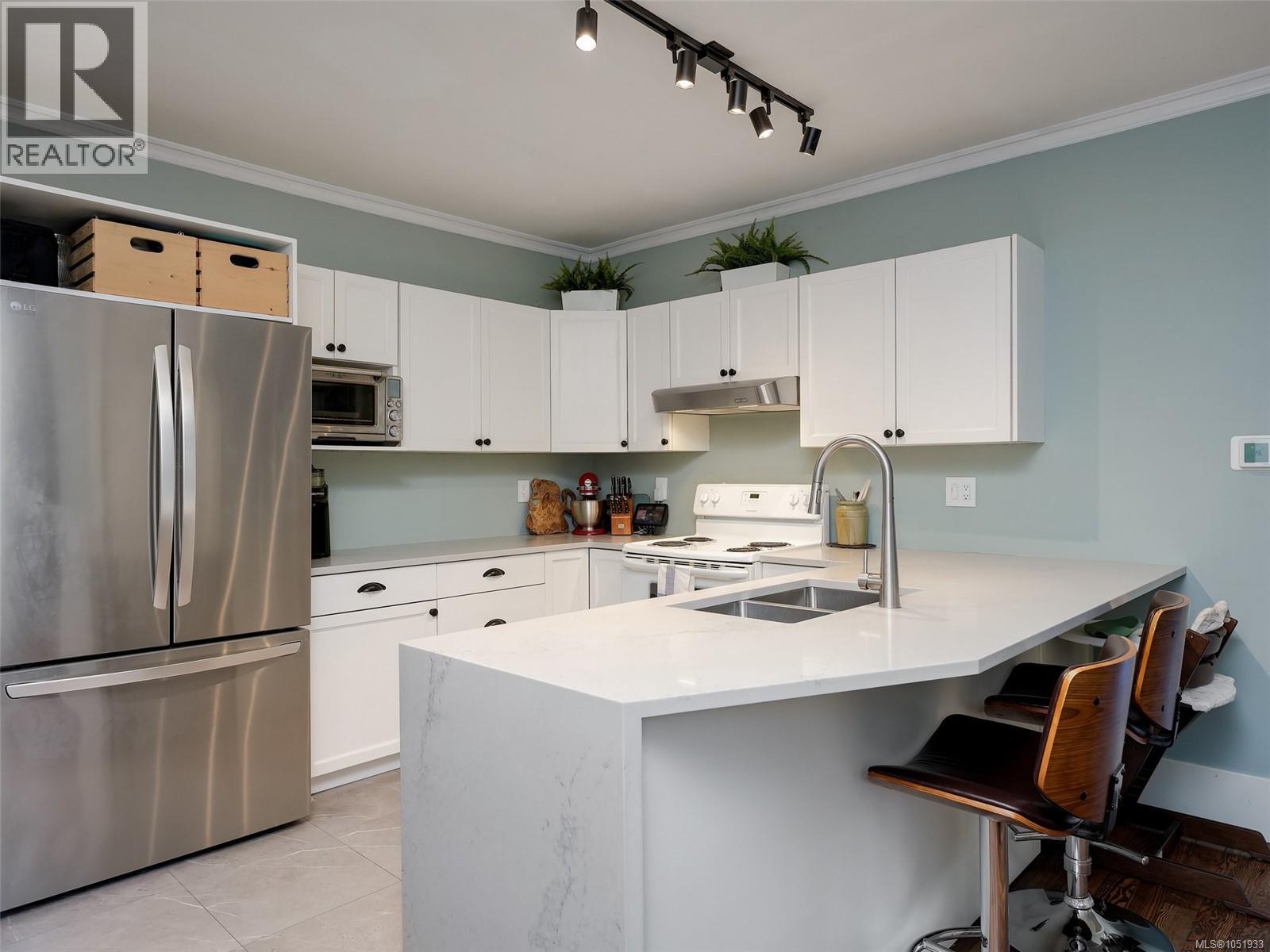 68 Crease Ave, Saanich - Image 1