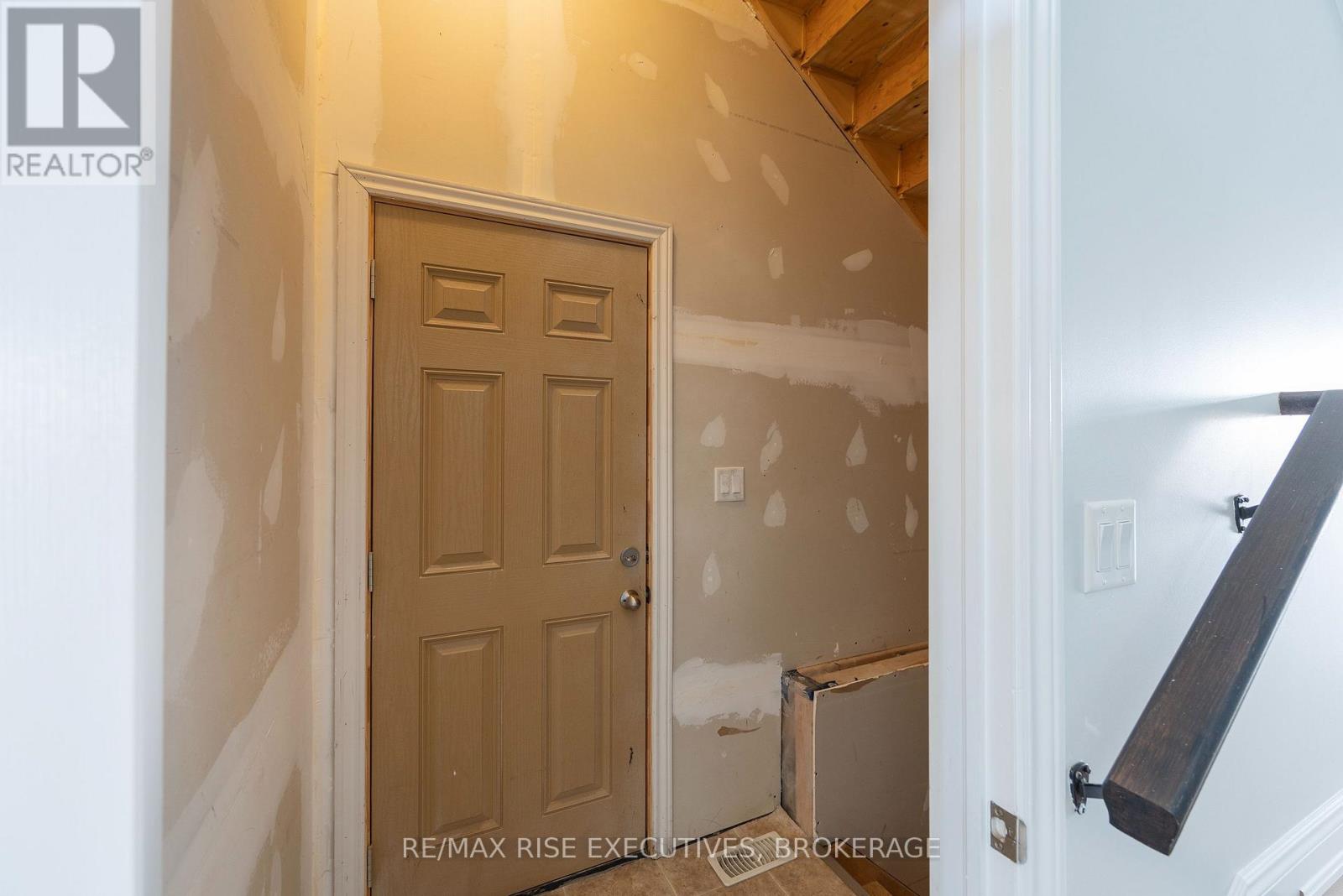 567 BETH CRESCENT - Image 38