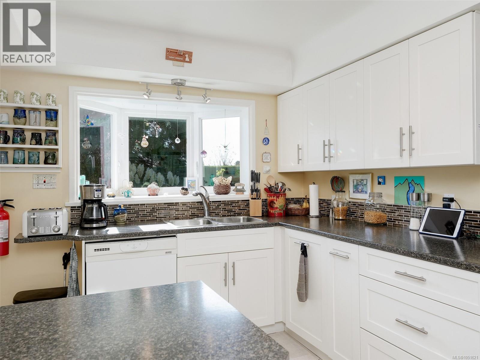 1715 Cedar Ave, Saanich - Image 1