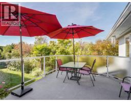 Kitchen - 1715 Cedar Ave, Saanich, BC V8P1X1 Photo 14