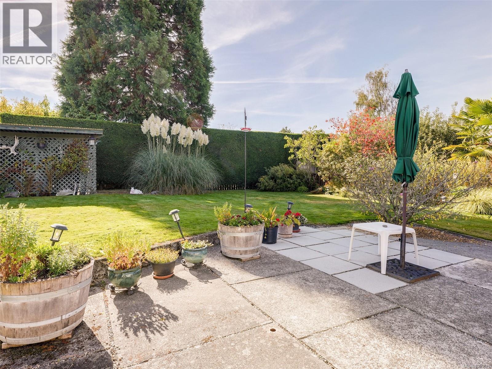 1715 Cedar Ave, Saanich - Image 1