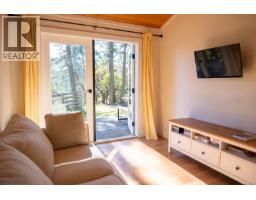 Living room - 4318 Port Washington Rd, Pender Island, BC V0N2M1 Photo 8