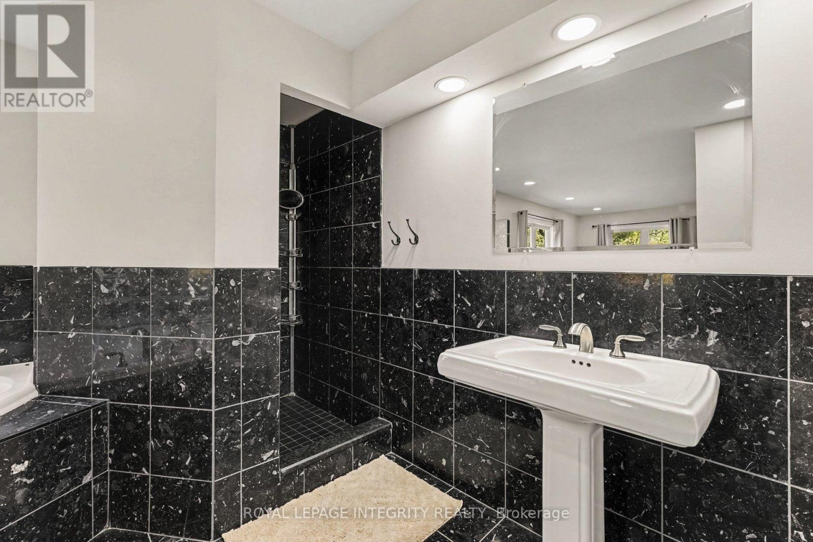 4525 8TH LINE ROAD - 18