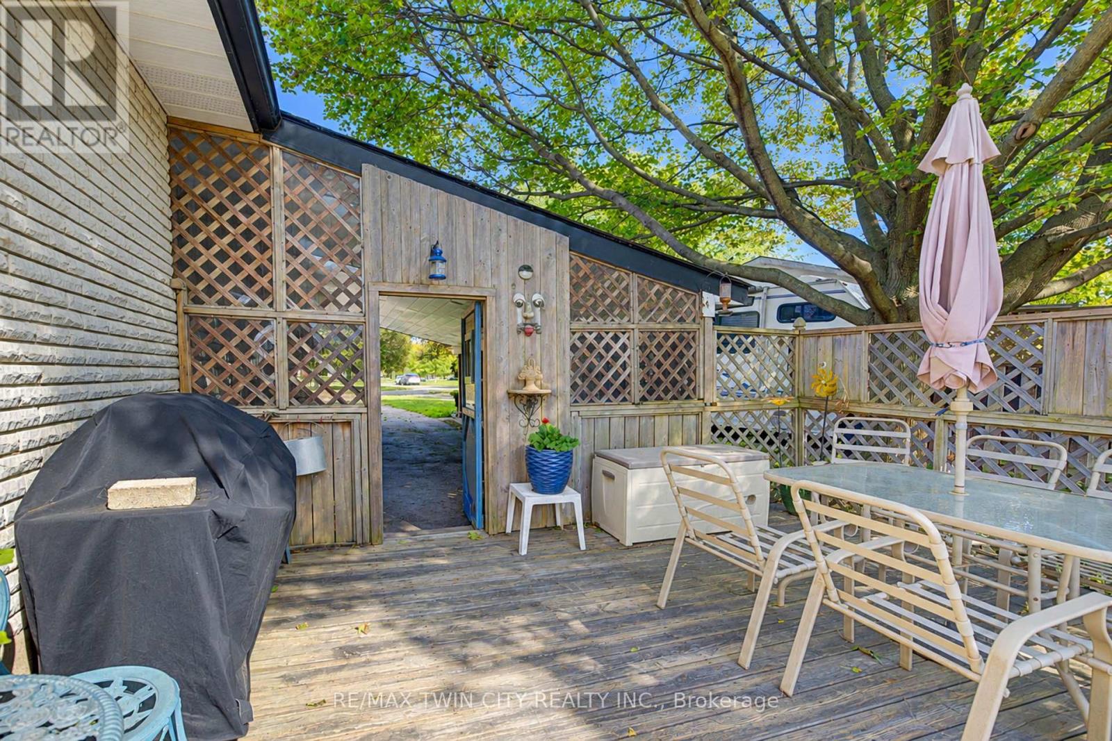 73 BELTON Drive, Kitchener, ON photo 36