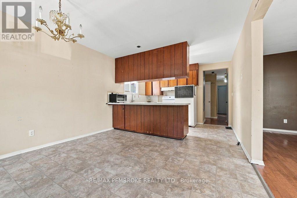 570 Moffat Street — photo 13