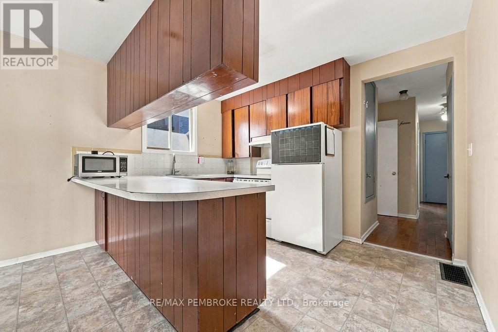 570 Moffat Street — photo 14