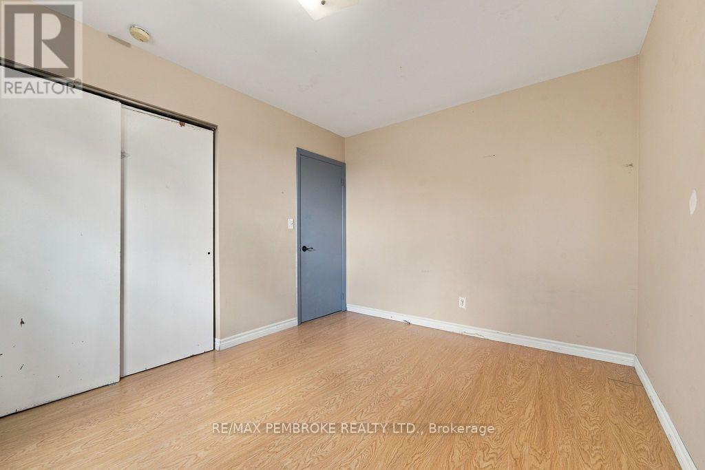 570 Moffat Street — photo 20