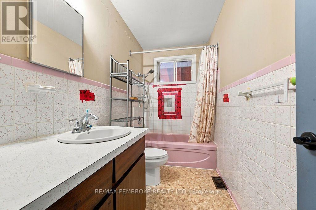 570 Moffat Street — photo 25
