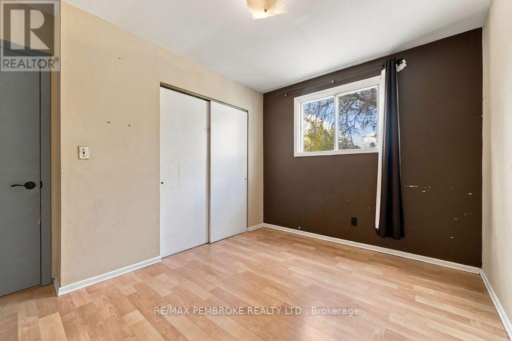 570 Moffat Street — photo 27
