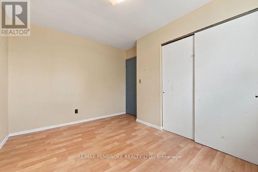 570 Moffat Street — photo 28