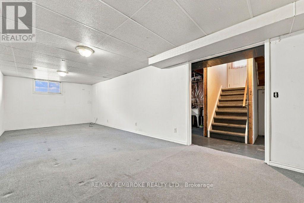 570 Moffat Street — photo 29