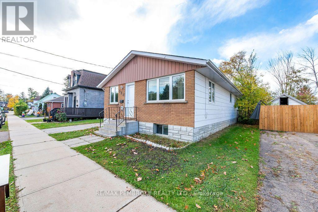 570 MOFFAT STREET, Pembroke — photo 3