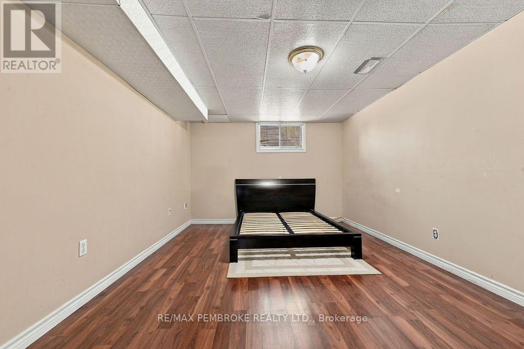 570 Moffat Street — photo 32