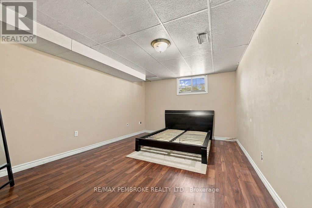 570 Moffat Street — photo 34