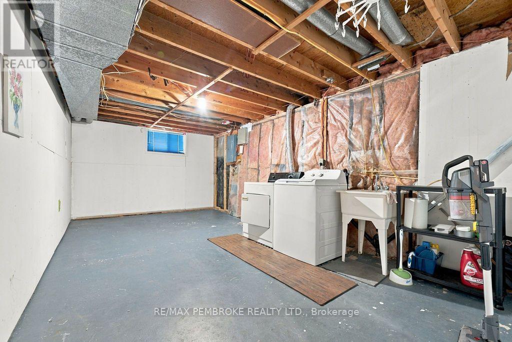 570 Moffat Street — photo 36
