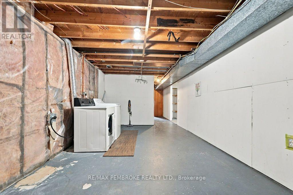570 Moffat Street — photo 37