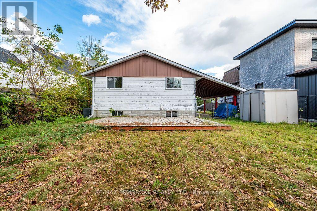 570 Moffat Street — photo 43