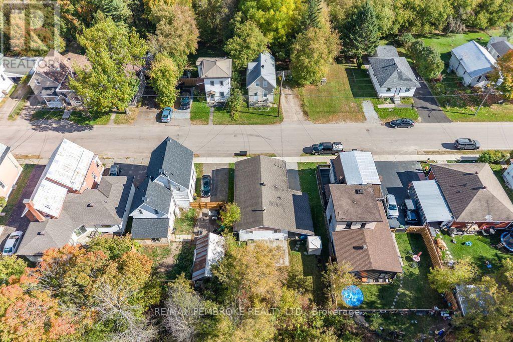 570 Moffat Street — photo 44