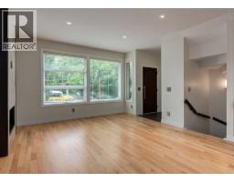 2pc Bathroom - 1, 1938 33 Street Sw, Calgary, AB T3E2S5 Photo 6