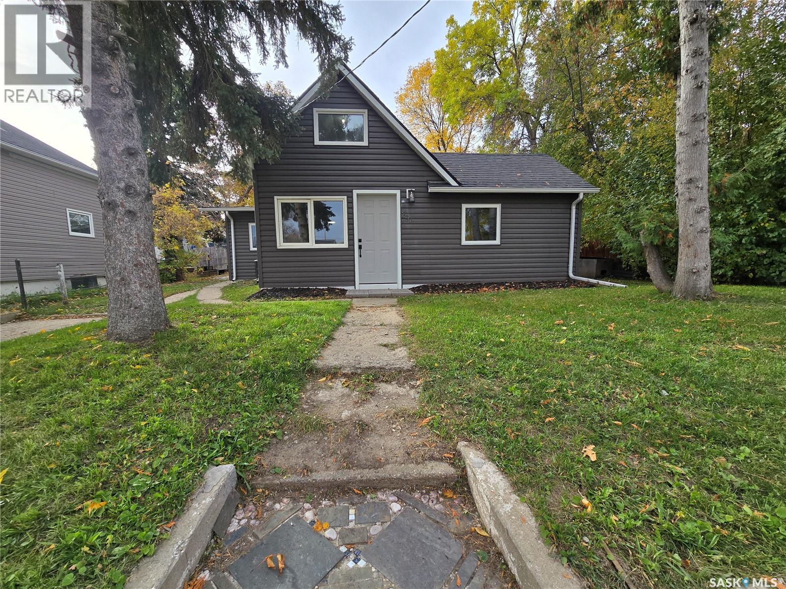 330 3RD AVENUE SE, Weyburn
