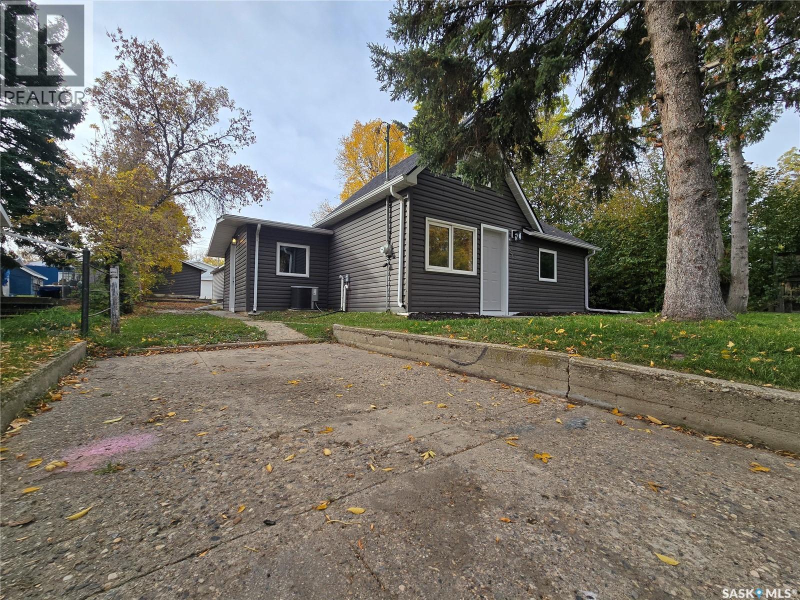 330 3RD AVENUE SE, Weyburn — photo 2
