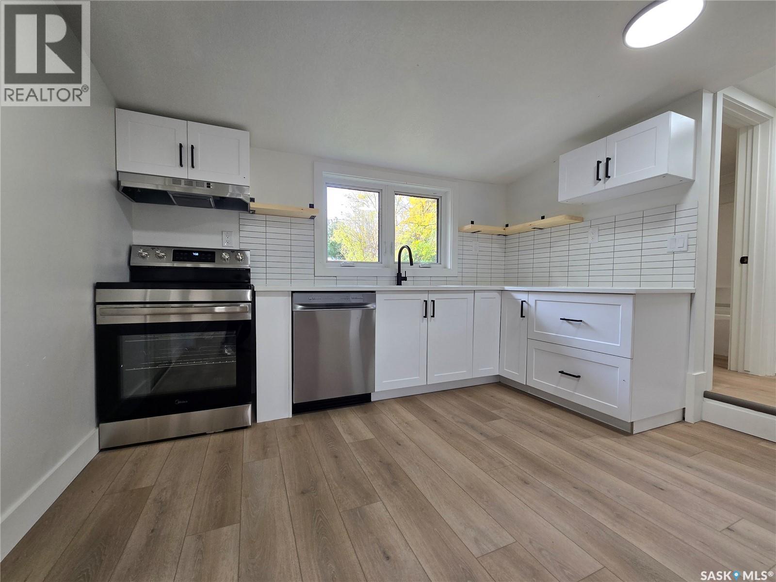 330 3RD AVENUE SE, Weyburn — photo 3