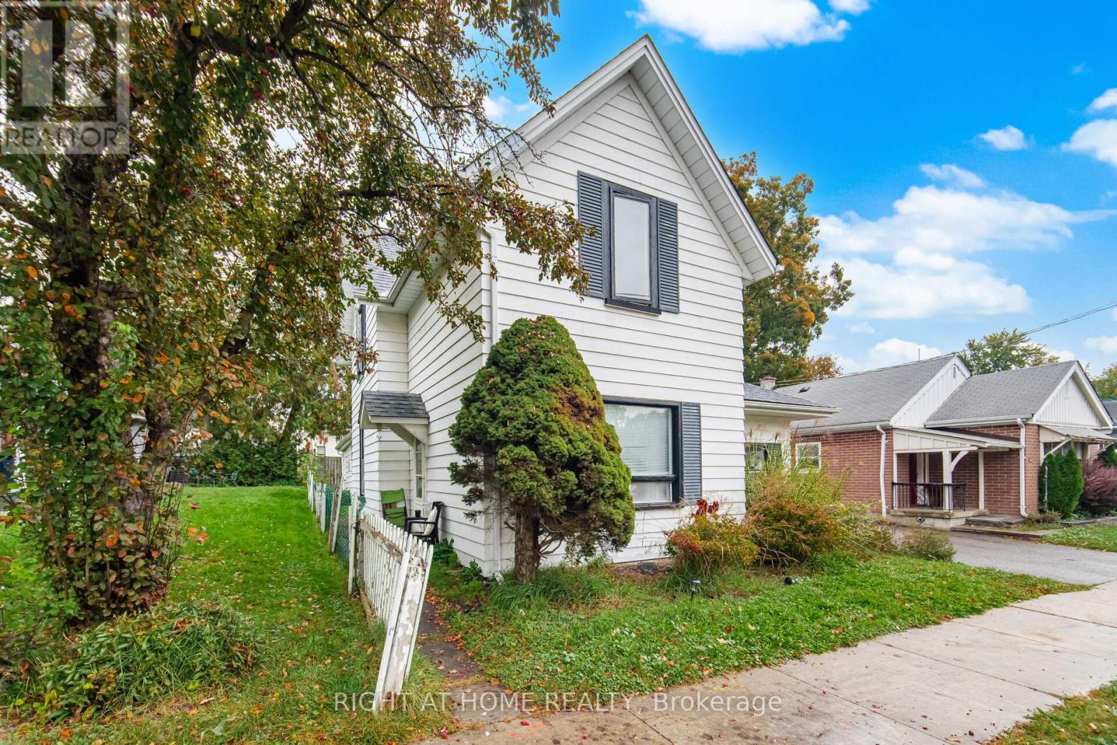 403 PARK AVENUE, Newmarket (Central Newmarket) — photo 2