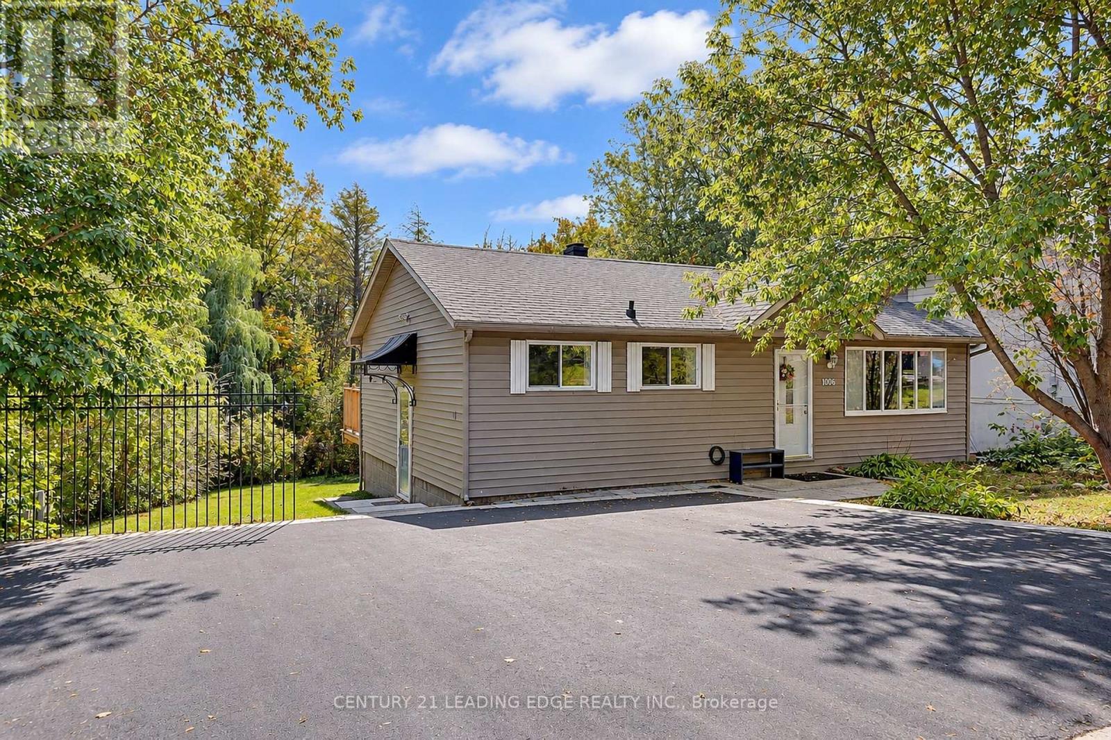 Listing photo of MAIN FLR - 1006 ELGIN STREET