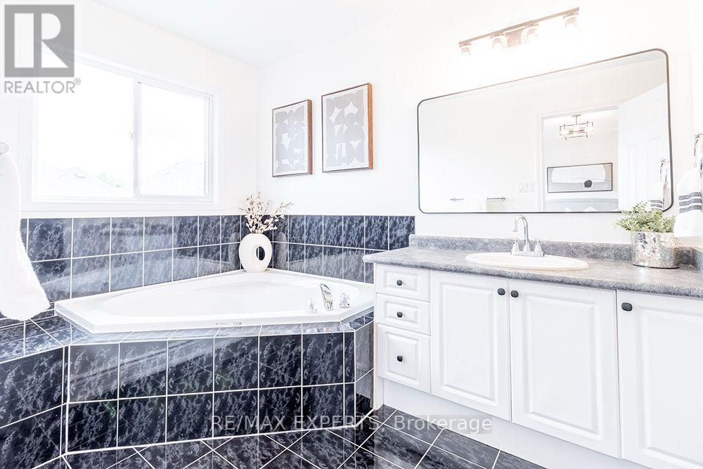 104 ECHO RIDGE CRESCENT - 30