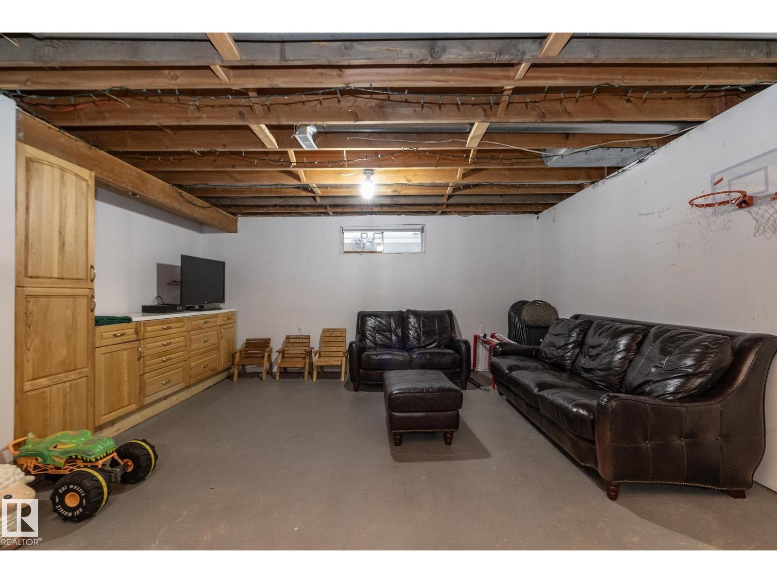 5026 52 ST - 17