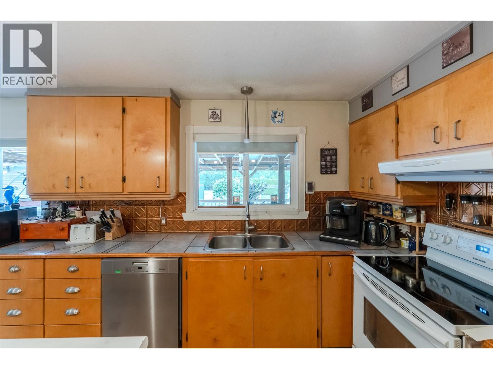 5467 Sawmill Road, Oliver
