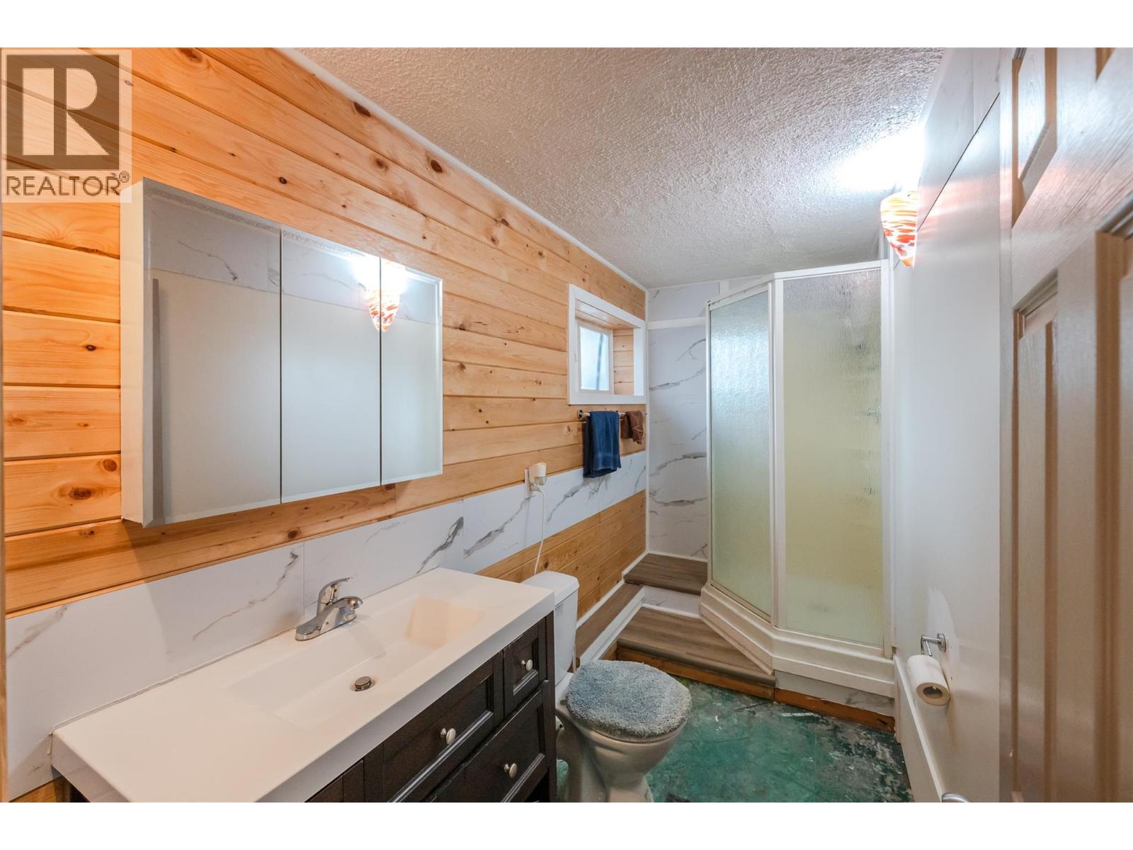 5467 Sawmill Road, Oliver