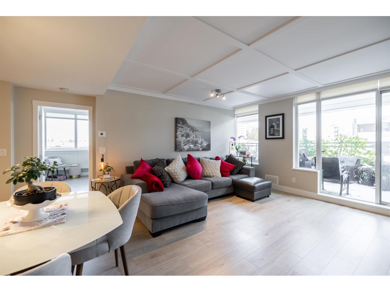 204 15152 RUSSELL AVENUE, White Rock - Image 1
