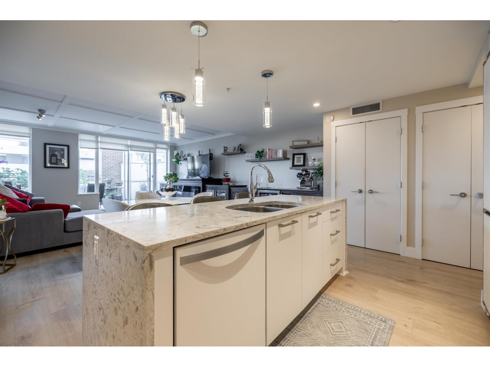 204 15152 RUSSELL AVENUE, White Rock - Image 1