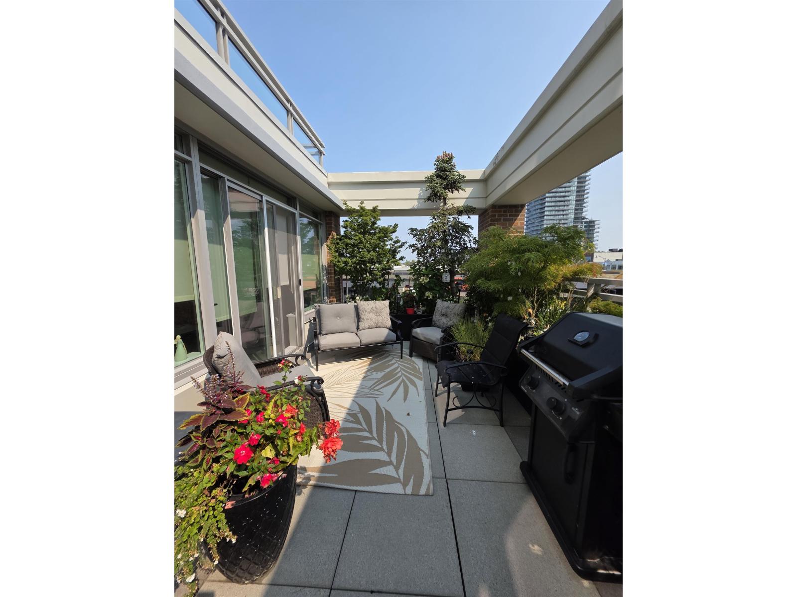 204 15152 RUSSELL AVENUE, White Rock - Image 1