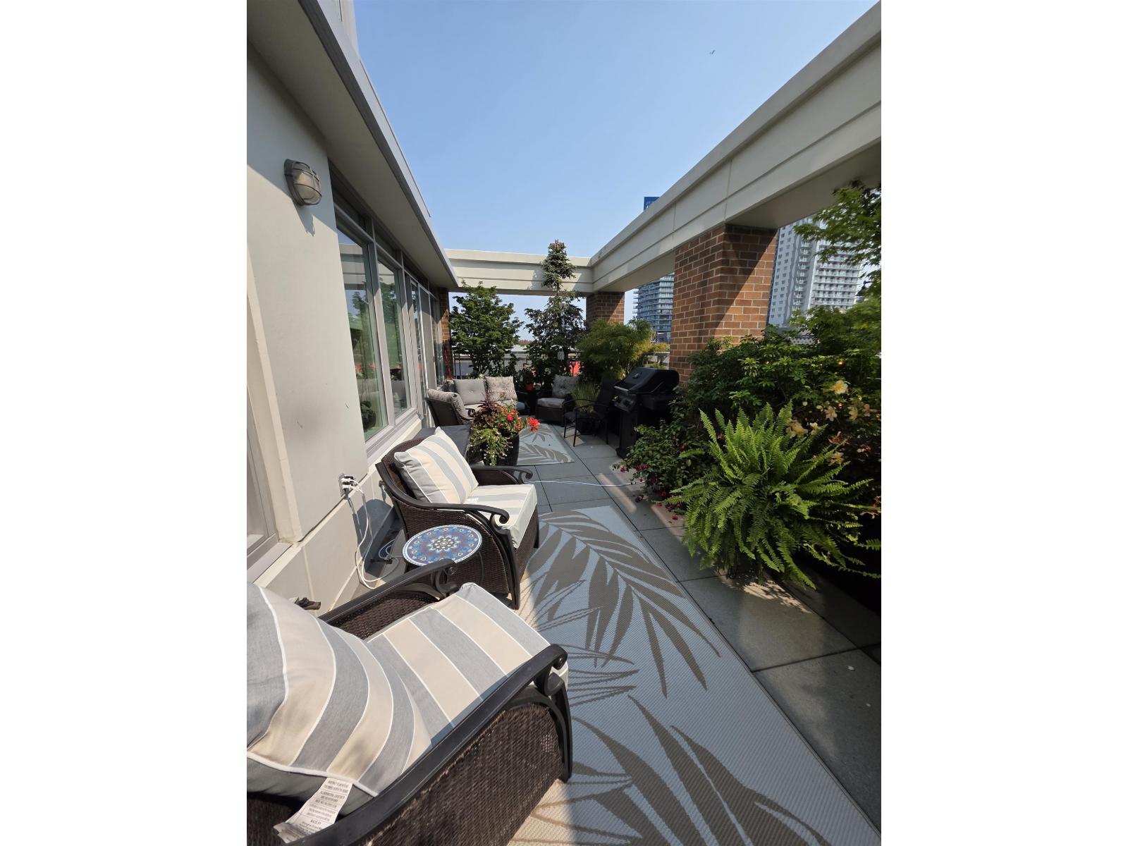 204 15152 RUSSELL AVENUE, White Rock - Image 1