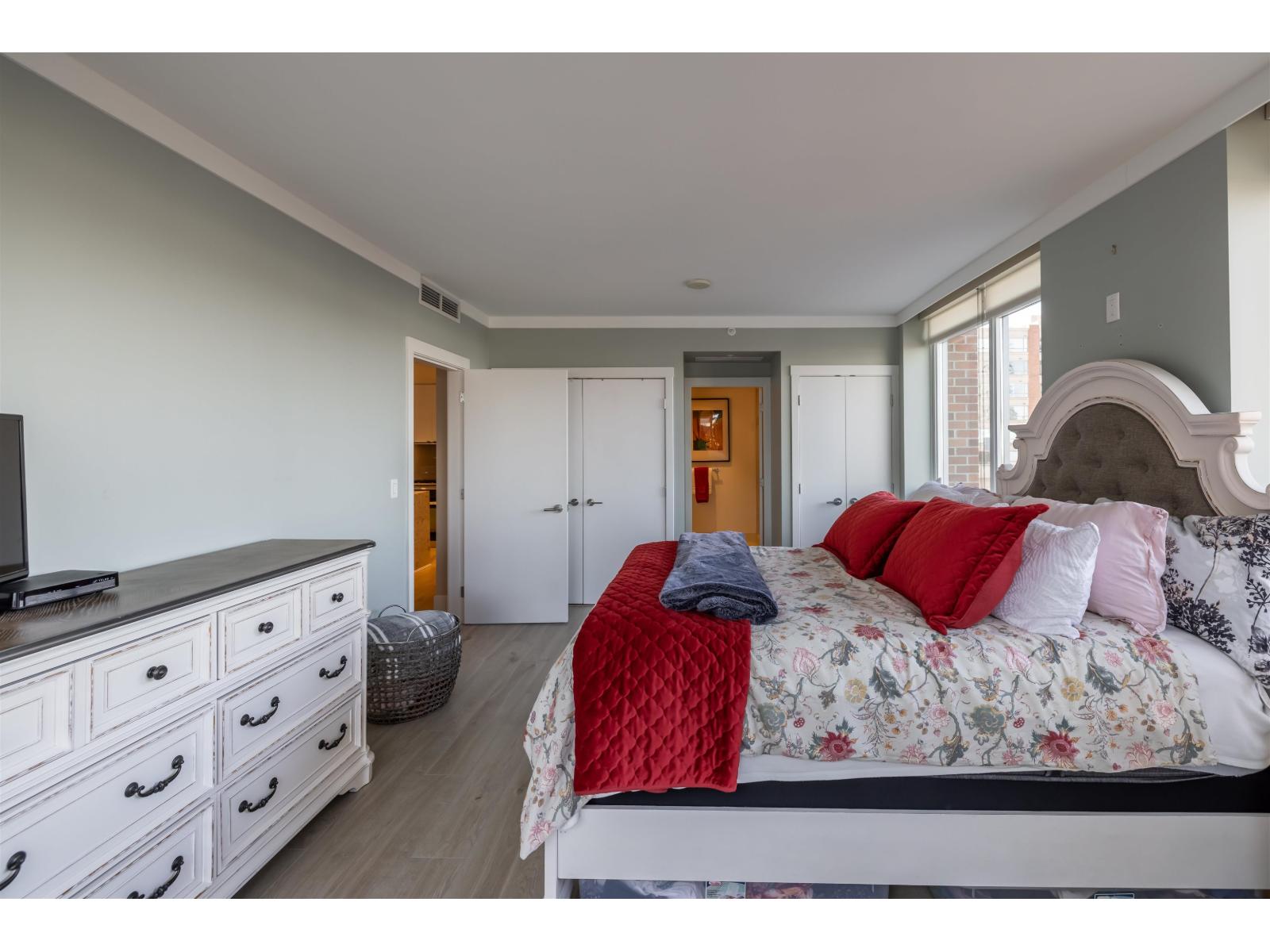 204 15152 RUSSELL AVENUE, White Rock - Image 1