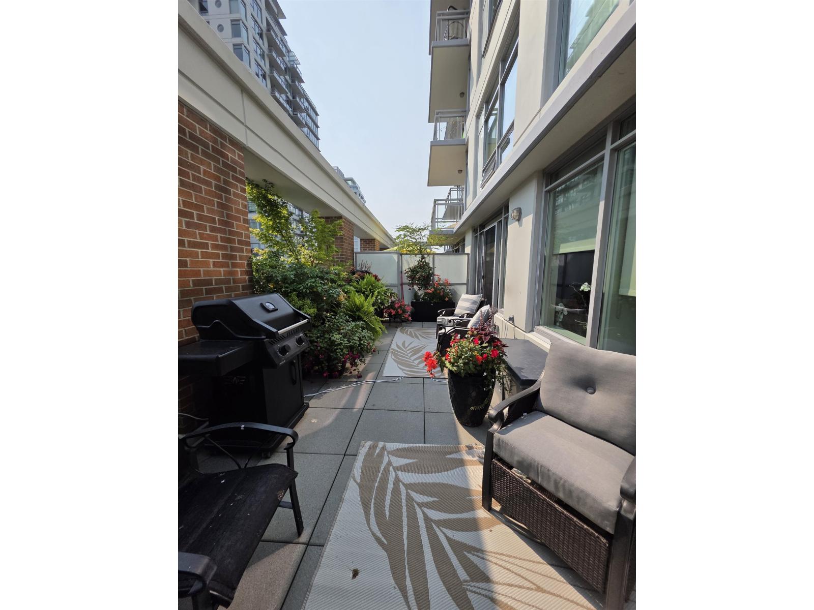 204 15152 RUSSELL AVENUE, White Rock - Image 1
